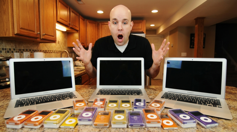 3 Macbook AIRS and 30 4GB Ipod nanos